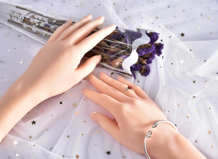 Настоящий женский ручной манек – обзор и цена Body Jewelry Plus
